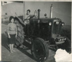 <b>Mulheres junto a trator</b>