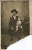 <b>Homem com a filha ao colo</b>